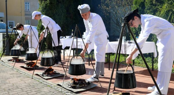 15.04.2022., Karlovac - Ucenici Trgovacko-ugostiteljske skole sa svojim mentorima na Veliki petak pripremali su fis paprikas i sarana na rasljama. Delicije od rijecnih riba buducih kuhara mogli su kusati svi zainteresirani gradjani. Photo: Kristina Stedul Fabac/PIXSELL