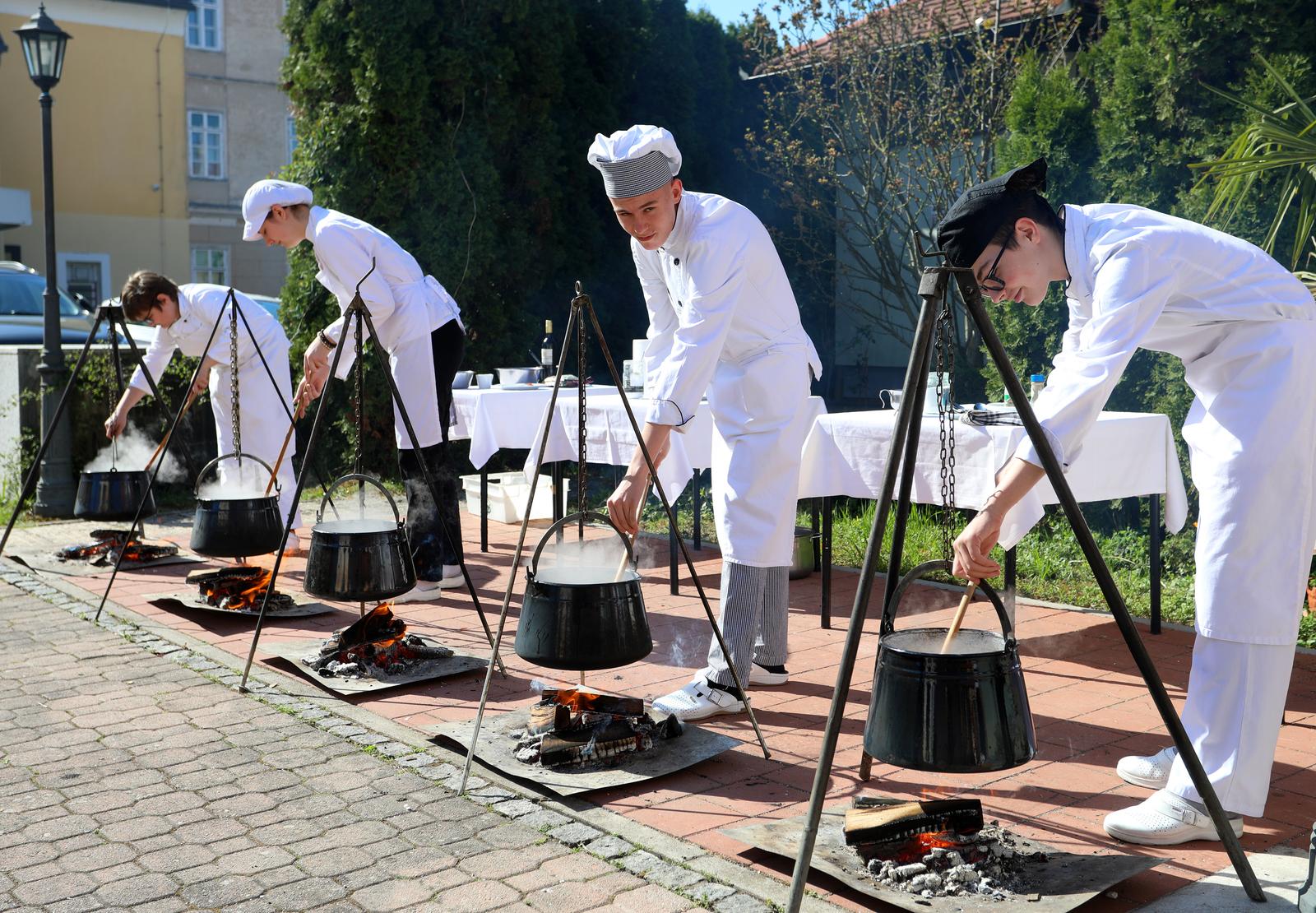 15.04.2022., Karlovac - Ucenici Trgovacko-ugostiteljske skole sa svojim mentorima na Veliki petak pripremali su fis paprikas i sarana na rasljama. Delicije od rijecnih riba buducih kuhara mogli su kusati svi zainteresirani gradjani. Photo: Kristina Stedul Fabac/PIXSELL