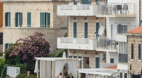 16.08.2025., Dubrovnik - Velika fluktuacija turista pokazuje da je Dubrovnik jos uvijek jedna od najomiljenijih destinacija na Jadranu. Stradun, poznat i kao Placa, glavna je ulica u Dubrovniku i glavno mjesto okupljanja turista. Ulica je pjesacka zona i srediste mnogih aktivnosti, a duz nje se nalaze brojne trgovine, kafici, restorani i povijesne znamenitosti. Turisti cesto setaju Stradunom, fotografiraju se i uzivaju u atmosferi.  Photo: Sanjin Strukic/PIXSELL