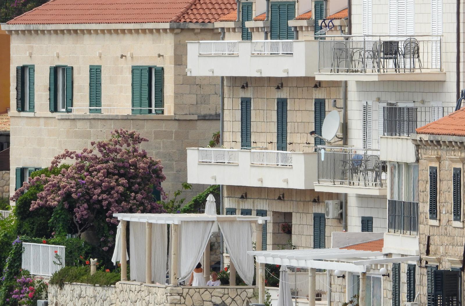16.08.2025., Dubrovnik - Velika fluktuacija turista pokazuje da je Dubrovnik jos uvijek jedna od najomiljenijih destinacija na Jadranu. Stradun, poznat i kao Placa, glavna je ulica u Dubrovniku i glavno mjesto okupljanja turista. Ulica je pjesacka zona i srediste mnogih aktivnosti, a duz nje se nalaze brojne trgovine, kafici, restorani i povijesne znamenitosti. Turisti cesto setaju Stradunom, fotografiraju se i uzivaju u atmosferi.  Photo: Sanjin Strukic/PIXSELL