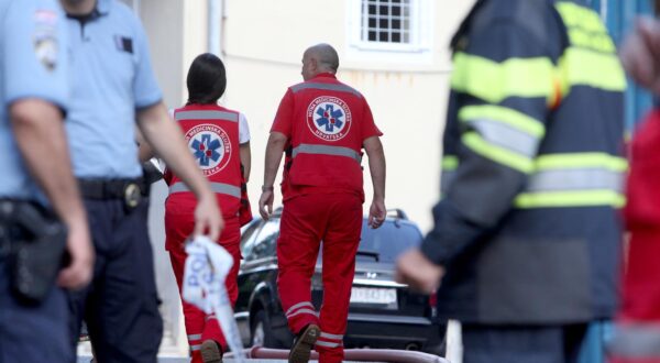 Rijeka: Jedan poginuli i 16 ozlijeđenih u požaru Psihijatrijske bolnice 17.08.2018., Rijeka - Jedna je osoba poginula, a sesnaestero njih je ozlijedeno u pozaru sto je danas oko 16 sati izbio u Psihijatrijskoj bolnici Lopaca. Zasad se pretpostavlja da je poginuli jedan od pacijenata, dok su ozlijedene osobe medicinski zbrinute i prebacene u bolnicu.rPhoto: Nel Pavletic/PIXSELL