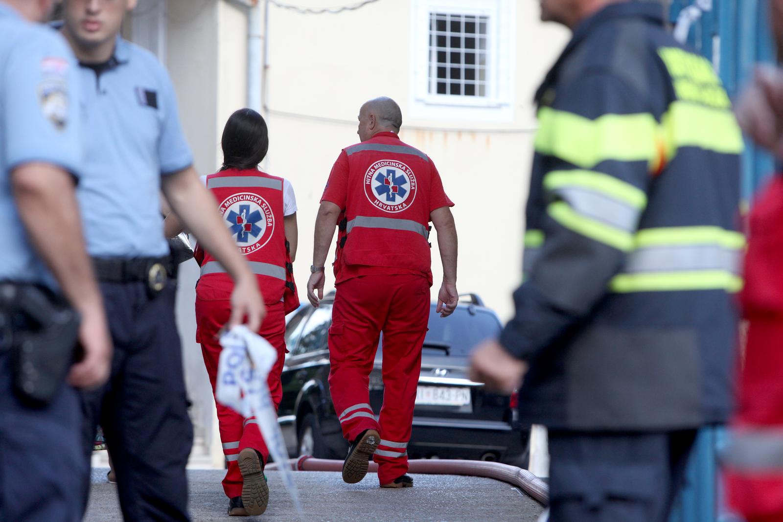 Rijeka: Jedan poginuli i 16 ozlijeđenih u požaru Psihijatrijske bolnice 17.08.2018., Rijeka - Jedna je osoba poginula, a sesnaestero njih je ozlijedeno u pozaru sto je danas oko 16 sati izbio u Psihijatrijskoj bolnici Lopaca. Zasad se pretpostavlja da je poginuli jedan od pacijenata, dok su ozlijedene osobe medicinski zbrinute i prebacene u bolnicu.rPhoto: Nel Pavletic/PIXSELL