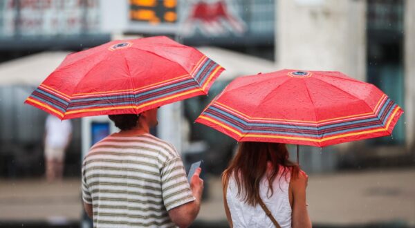 17.08.2025., Zagreb - Nakon dugog i suncanog razdoblja sa izrazito visokim temperaturama u Zagrebu je danas pao pravi ljetni pljusak koji je iznenadio mnoge zagrepcane te bar malo rashladio temperaturu. Photo: Slavko Midzor/PIXSELL