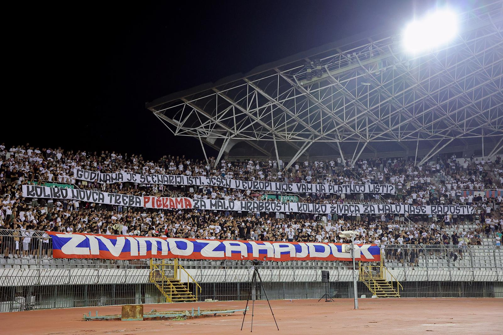 Torcida je šutjela prvih 18 minuta utakmice Photo: Ivana Ivanovic/PIXSELL
