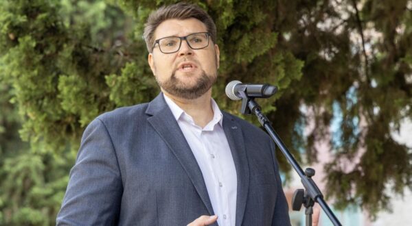 18.08.2025., Pula-
Obiljezena 79. obljetnica eksplozije i tragedije na Vergarolli. Odrzana je Sveta misa u Katedrali nakon koje su polozeni vijenci uz spomenik poginulim zrtvama te tragedije. Prisutni su brodom otplovili na mjesto tragedije ( plaza u Pulskoj luci) gdje je bacen vijenac u more za poginule zrtve.
Pedja Grbin (gradonacelnik Pule) Photo: Srecko Niketic/PIXSELL