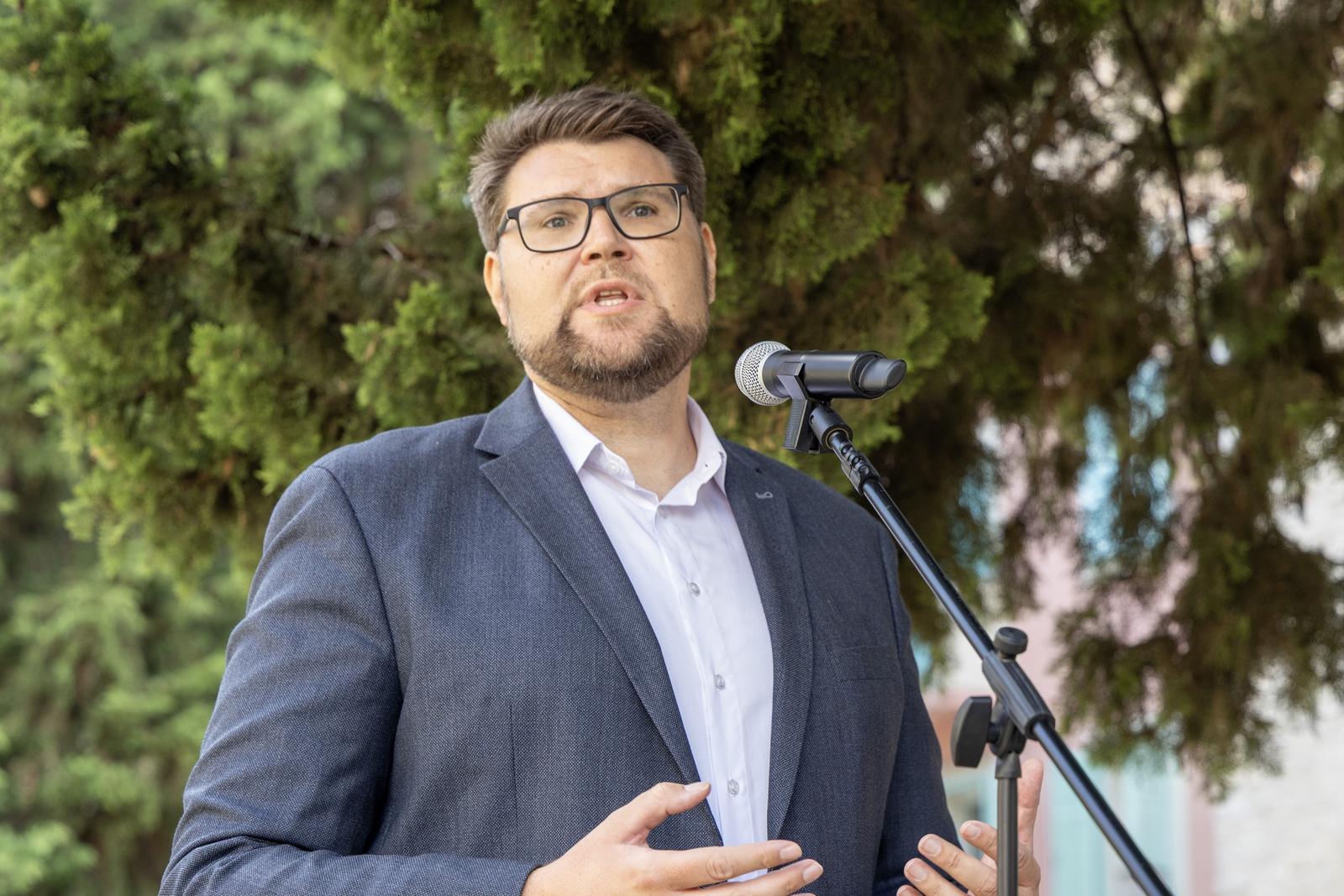 18.08.2025., Pula-
Obiljezena 79. obljetnica eksplozije i tragedije na Vergarolli. Odrzana je Sveta misa u Katedrali nakon koje su polozeni vijenci uz spomenik poginulim zrtvama te tragedije. Prisutni su brodom otplovili na mjesto tragedije ( plaza u Pulskoj luci) gdje je bacen vijenac u more za poginule zrtve.
Pedja Grbin (gradonacelnik Pule) Photo: Srecko Niketic/PIXSELL