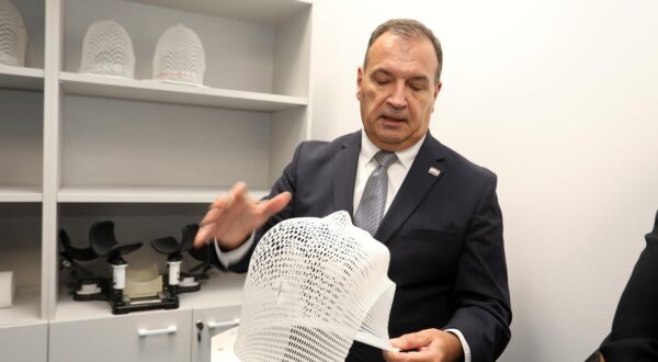 18.10.2024., Rijeka - Ministar zdravstva Vili Beros na svecanosti pustanja u rad prvog linearnog akceleratora na Klinici za tumore KBC-a Rijeka.  Photo: Goran Kovacic/PIXSELL