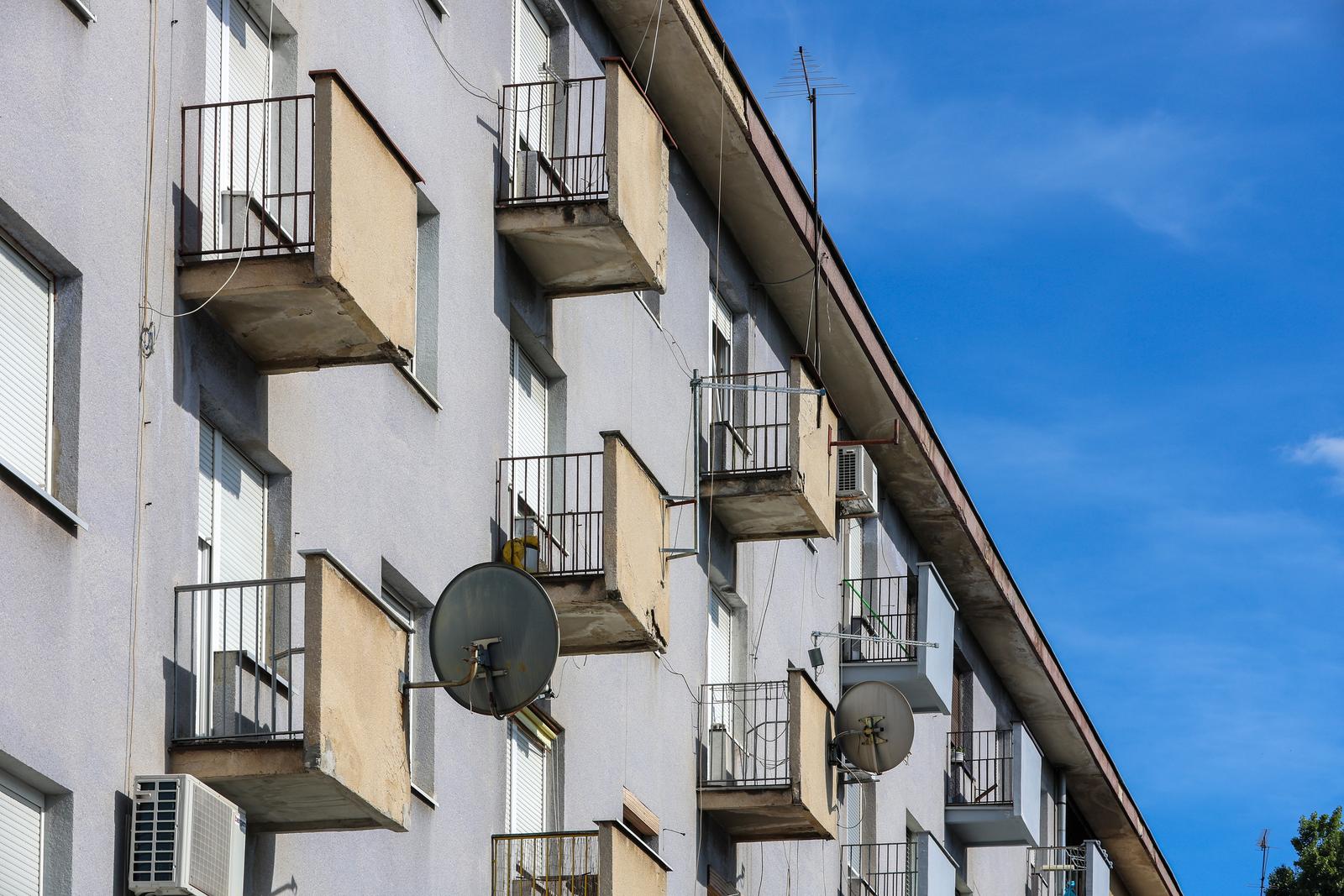 19.08.2025., Zagreb - Ilustracija. Zgrada sa stanovima i balkonima na kojoj je mnosto klima uredjaja i satelitskih antena. Photo: Sanjin Strukic/PIXSELL