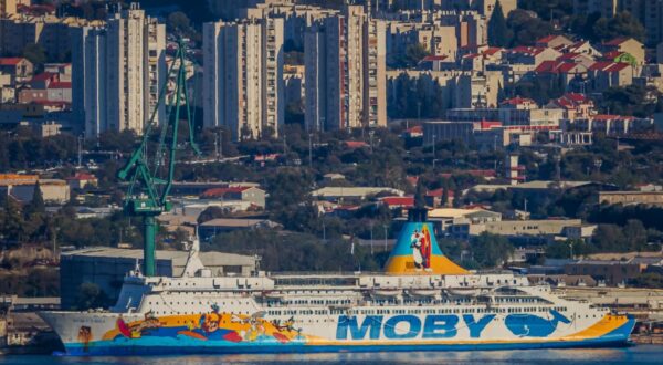 19.08.2025., Kastela.  - Pogled sa Kozjaka na Brod sa Azbestom Mobydrea kojem je produzen ostanak u Splitu. Photo: Zvonimir Barisin/PIXSELL