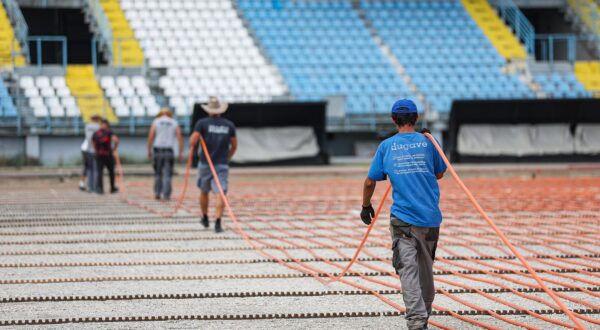 20.08.2025., Velika Gorica - Radovi na Gradskom stadionu u Velikoj Gorici. U ovom trenutku postavljaju se instalacije za grijanje terena, a bit ce i promjenjen travnjak, te uredjena drenaza i automatsko navodnjavanje na stadionu izgradjenom uoci Univerzijade 1987. godine Photo: Goran Stanzl/PIXSELL