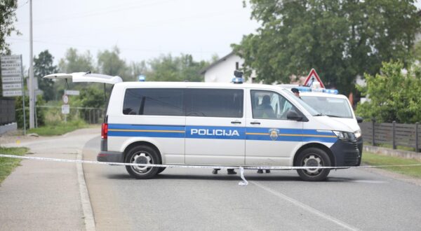 U prometnoj nesreći u kojoj je sudjelovalo teretno vozilo, a koja se oko 12:05 sati dogodila u Rugvičkoj ulici u Dugom Selu, poginulo je dijete. Očevid je u tijeku. Photo: Emica Elvedji/PIXSELL