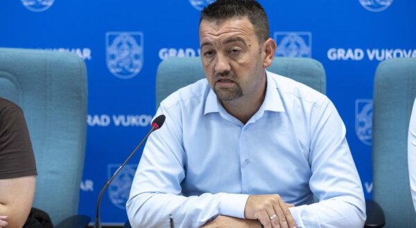 21.08.2025., Vukovar - Gradonacelnik Grada Vukovara Marijan Pavlicek potpisao je s direktoricom tvrtke Cestorad d.d. Andreom Papic ugovor o Javnoj nabavi radova za rekonstrukciju Ulice Lipovacki put. Radovi obuhvacaju potpunu rekonstrukciju kolnicke konstrukcije u duljini od 890 metara, izgradnju obostranih nogostupa, izgradnju i ugradnju novog sustava oborinske odvodnje. Photo: Davor Javorovic/PIXSELL