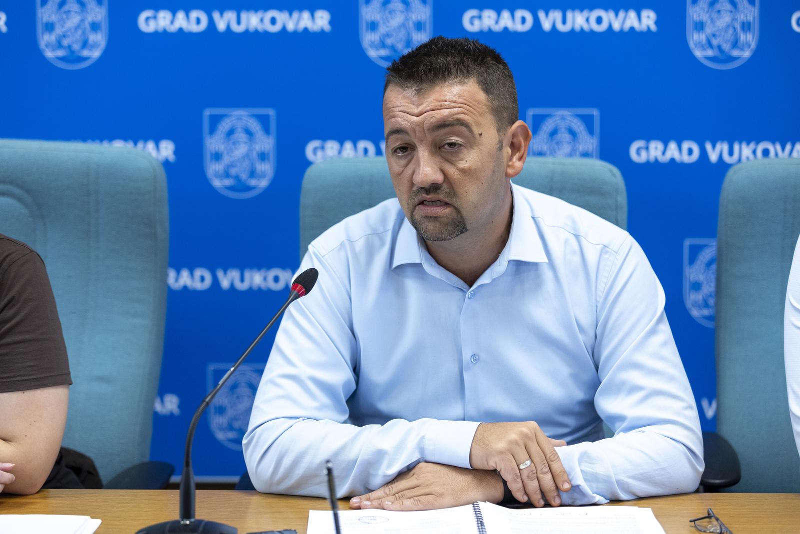 21.08.2025., Vukovar - Gradonacelnik Grada Vukovara Marijan Pavlicek potpisao je s direktoricom tvrtke Cestorad d.d. Andreom Papic ugovor o Javnoj nabavi radova za rekonstrukciju Ulice Lipovacki put. Radovi obuhvacaju potpunu rekonstrukciju kolnicke konstrukcije u duljini od 890 metara, izgradnju obostranih nogostupa, izgradnju i ugradnju novog sustava oborinske odvodnje. Photo: Davor Javorovic/PIXSELL
