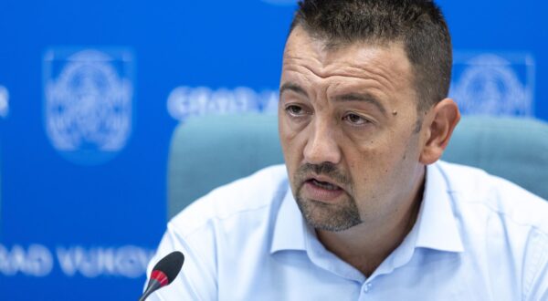 21.08.2025., Vukovar - Gradonacelnik Grada Vukovara Marijan Pavlicek potpisao je s direktoricom tvrtke Cestorad d.d. Andreom Papic ugovor o Javnoj nabavi radova za rekonstrukciju Ulice Lipovacki put. Radovi obuhvacaju potpunu rekonstrukciju kolnicke konstrukcije u duljini od 890 metara, izgradnju obostranih nogostupa, izgradnju i ugradnju novog sustava oborinske odvodnje. Photo: Davor Javorovic/PIXSELL