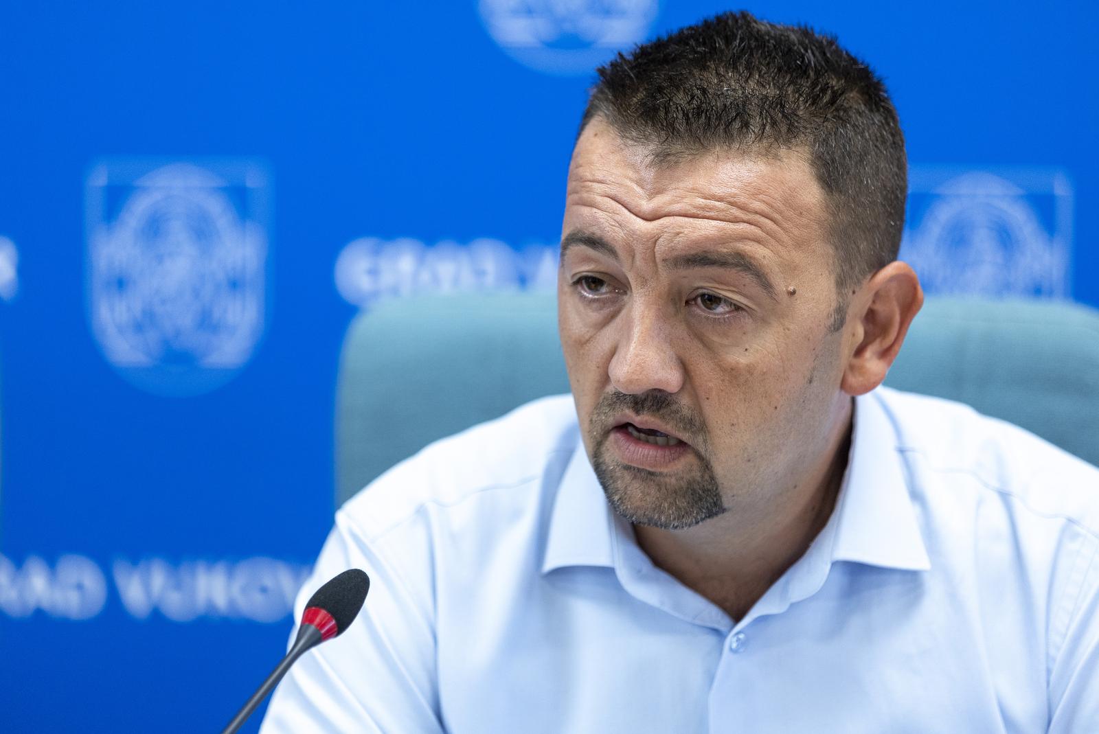 21.08.2025., Vukovar - Gradonacelnik Grada Vukovara Marijan Pavlicek potpisao je s direktoricom tvrtke Cestorad d.d. Andreom Papic ugovor o Javnoj nabavi radova za rekonstrukciju Ulice Lipovacki put. Radovi obuhvacaju potpunu rekonstrukciju kolnicke konstrukcije u duljini od 890 metara, izgradnju obostranih nogostupa, izgradnju i ugradnju novog sustava oborinske odvodnje. Photo: Davor Javorovic/PIXSELL
