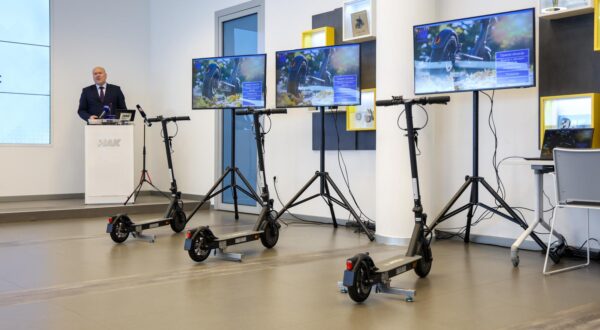21.08.2025., Zagreb - U organizaciji Hrvatskog autokluba odrzalo se predstavljanje novog preventivno-edukativnog programa Hrvatskog autokluba o koristenju e-romobila, na kojem su sudjelovali Predsjednik Hrvatskog autokluba Ivo Bikic, pomocnik glavnog tajnika Hrvatskog autokluba dr.sc. Sinan Alispahic i predstavnik MUP-a Nikola Milas. Photo: Igor Kralj/PIXSELL