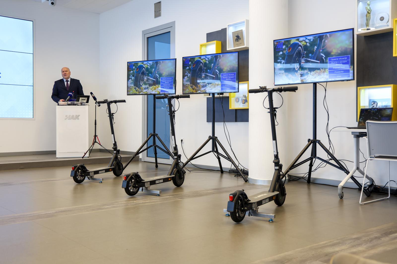 21.08.2025., Zagreb - U organizaciji Hrvatskog autokluba odrzalo se predstavljanje novog preventivno-edukativnog programa Hrvatskog autokluba o koristenju e-romobila, na kojem su sudjelovali Predsjednik Hrvatskog autokluba Ivo Bikic, pomocnik glavnog tajnika Hrvatskog autokluba dr.sc. Sinan Alispahic i predstavnik MUP-a Nikola Milas. Photo: Igor Kralj/PIXSELL