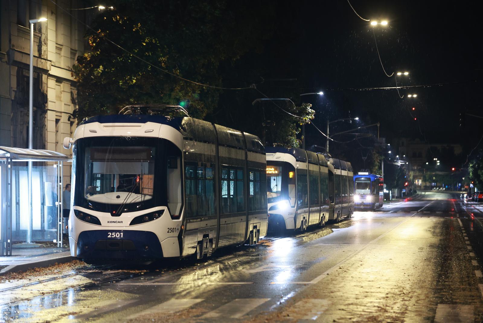 21.08.2025., Osijek - Jako nevrijeme pogodilo Osijek i prouzrokovalo stetu i probleme u prometu. Usljed pada drveta u ulici Europske avenije doslo je do pucanja elektricnih vodova te je tramvajski promet zausavljen,djelatnici GPP-a rade na otklanjanju kvara. Photo: Davor Javorovic/PIXSELL