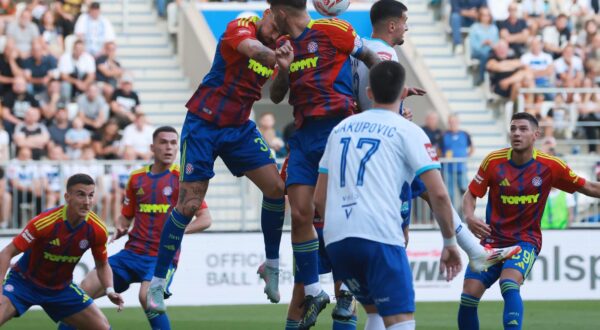 24.08.2025., stadion Opus Arena, Osijek - SuperSport HNL, 04. kolo, NK Osijek - HNK Hajduk. Zvonimir Sarlija i Emin Hasic Photo: Davor Javorovic/PIXSELL