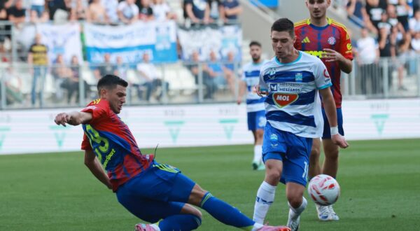 24.08.2025., stadion Opus Arena, Osijek - SuperSport HNL, 04. kolo, NK Osijek - HNK Hajduk. Fran Karacic i Stanislav Shopov Photo: Davor Javorovic/PIXSELL