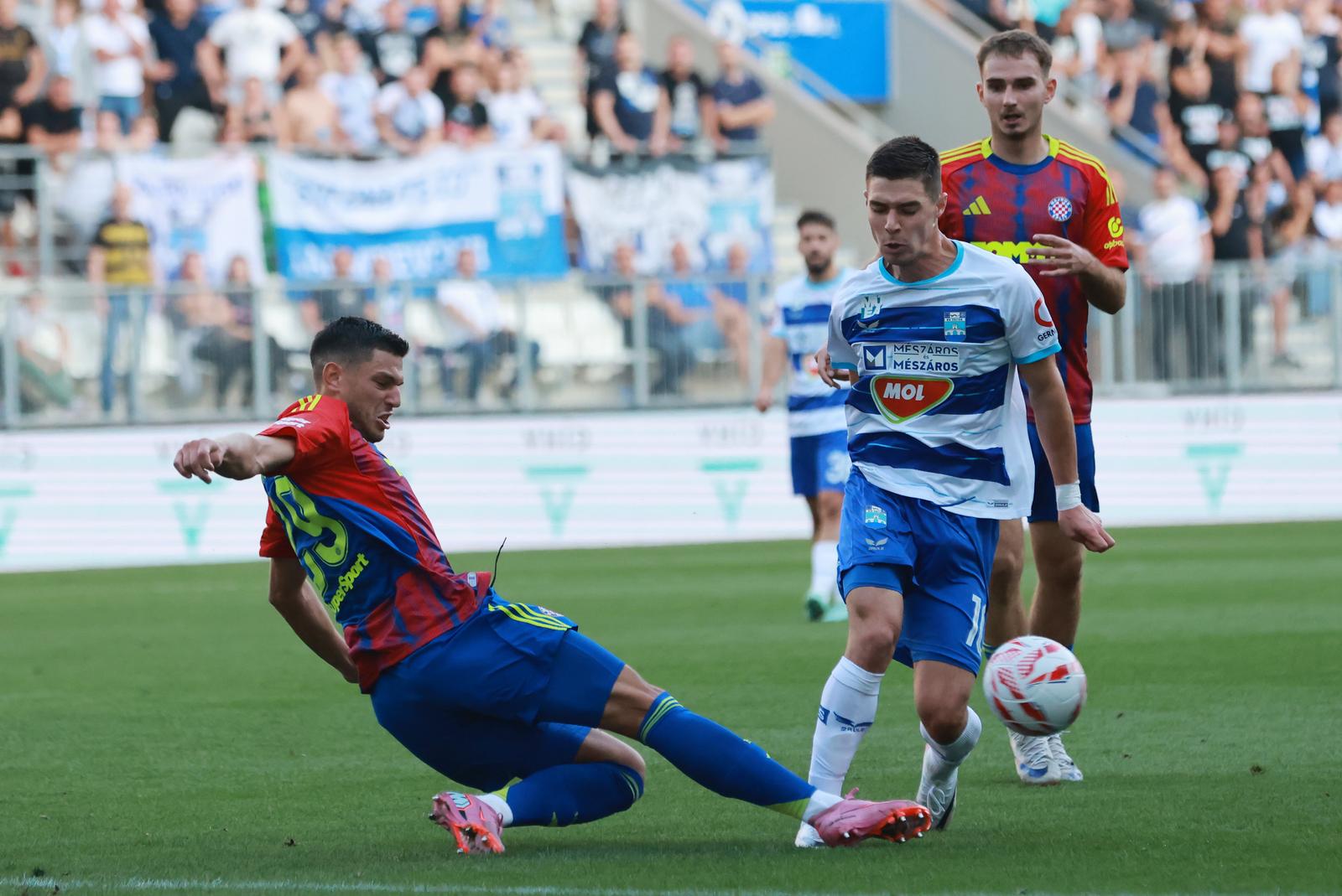 24.08.2025., stadion Opus Arena, Osijek - SuperSport HNL, 04. kolo, NK Osijek - HNK Hajduk. Fran Karacic i Stanislav Shopov Photo: Davor Javorovic/PIXSELL