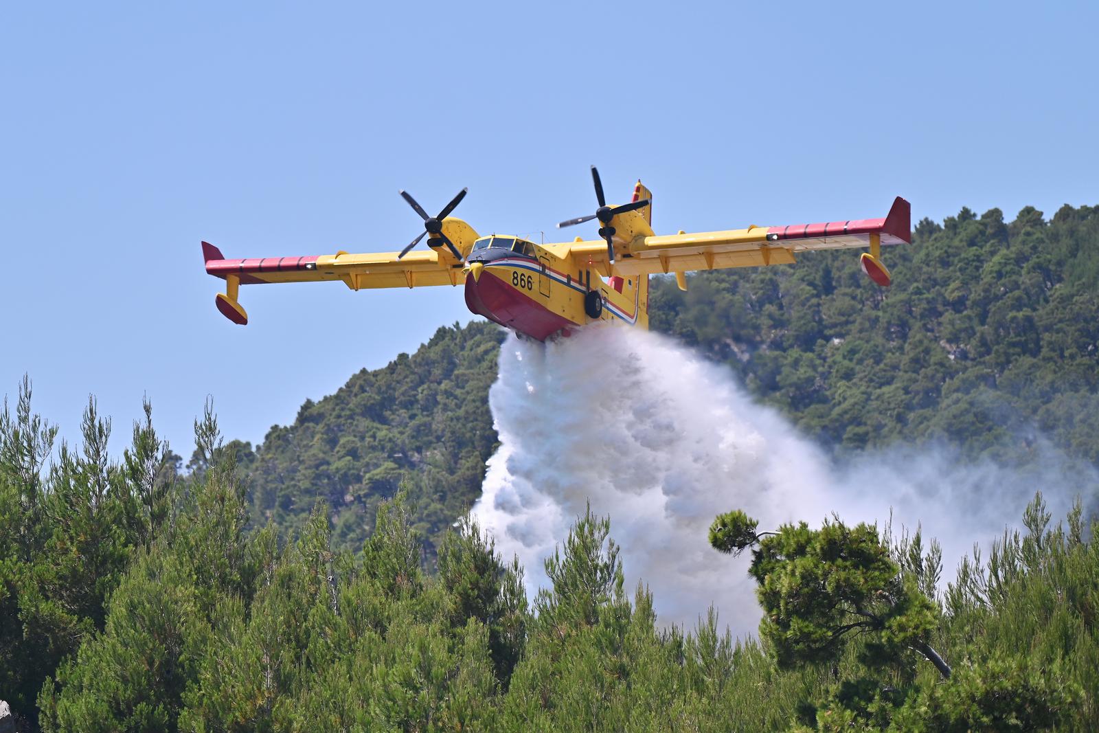 24.06.2025., Makarska - Buknuo pozar na Velikom Brdu.  Photo: Matko Begovic/PIXSELL Photo: Matko Begovic/PIXSELL