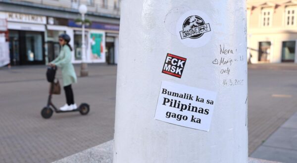 25.08.2025., Zagreb - Na Trgu bana jelacica pojavile su se naljepnica sa natpisom "Bumalik ka sa Pilipinas gaga ka" za sto automatski prevoditelj nudi znacenje "Vrati se na Filipine idiote" Photo: Patrik Macek/PIXSELL