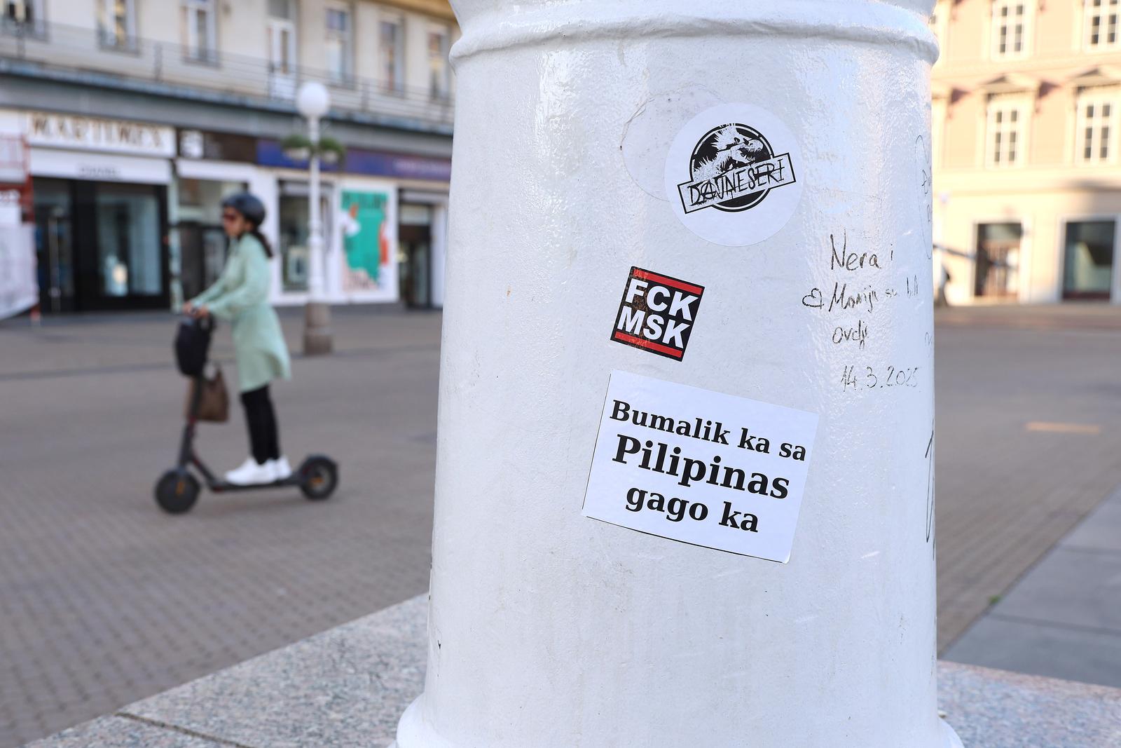 25.08.2025., Zagreb - Na Trgu bana jelacica pojavile su se naljepnica sa natpisom "Bumalik ka sa Pilipinas gaga ka" za sto automatski prevoditelj nudi znacenje "Vrati se na Filipine idiote" Photo: Patrik Macek/PIXSELL