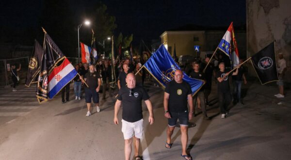 25.08.2025., Benkovac - Prosvjed branitelja oko odrzavanja Festivala Nosi se. Photo: Sime Zelic/PIXSELL