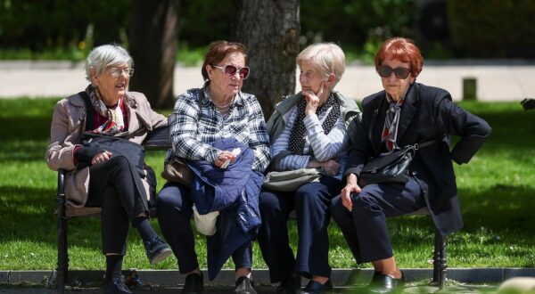 28.04.2025., Sarajevo, Bosna i Hercegovina - Gradjani i turisti uzivaju u suncanom vremenu u centru grada. Photo: Armin Durgut/PIXSELL