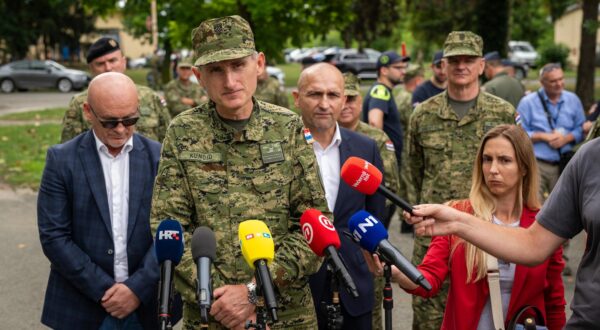 28.07.2025., Velika Gorica - Potpredsjednik Vlade Republike Hrvatske i ministar obrane Ivan Anusic zajedno s nacelnikom Glavnog stozera Oruzanih snaga RH general-pukovnikom Tihomirom Kundidom obisao je pripadnike pjesackih postroja Hrvatske vojske koji se pripremaju za nadolazeci mimohod u vojarni Pukovnik Marko Zivkovic na Plesu. Photo: Neva Zganec/PIXSELL