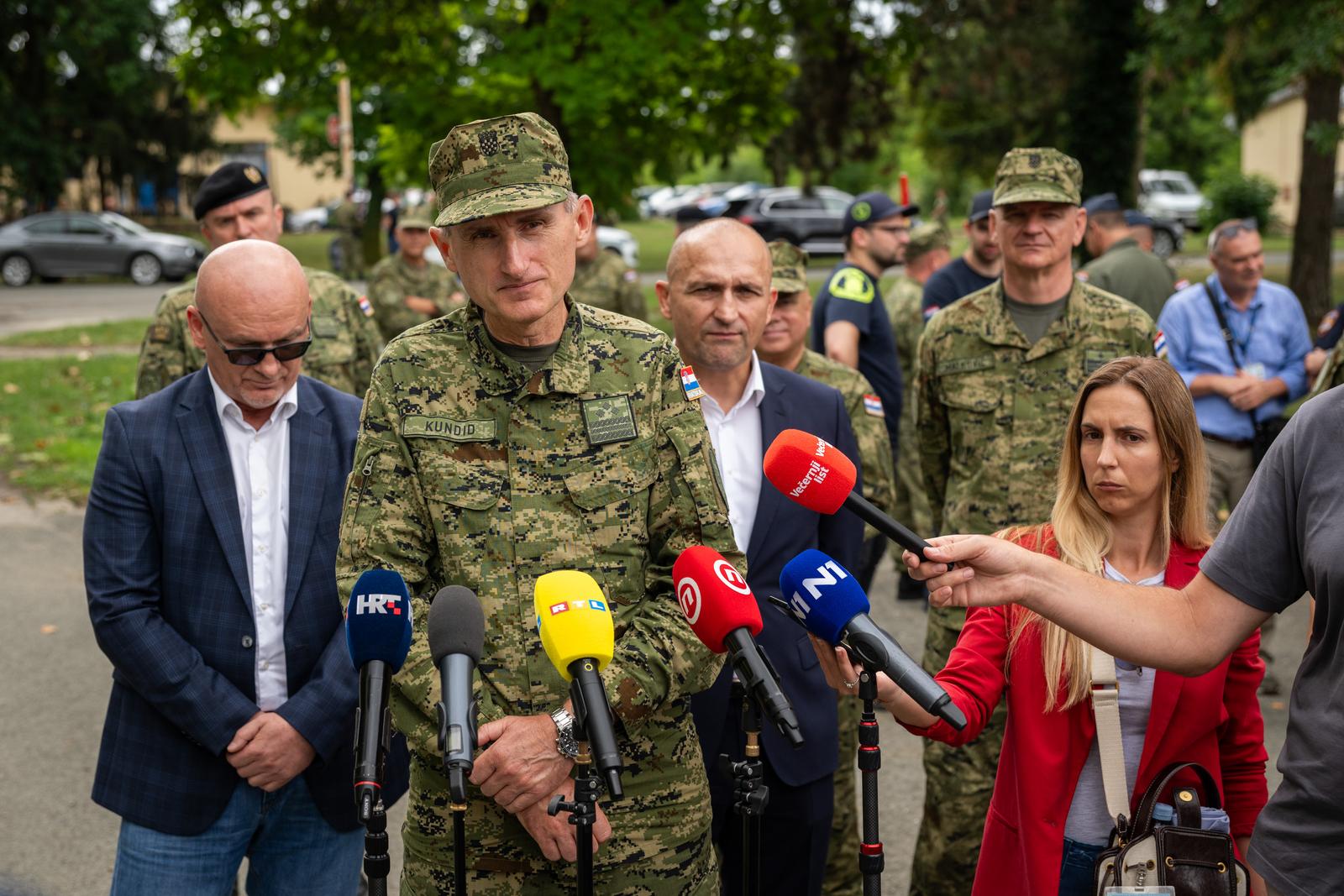 28.07.2025., Velika Gorica - Potpredsjednik Vlade Republike Hrvatske i ministar obrane Ivan Anusic zajedno s nacelnikom Glavnog stozera Oruzanih snaga RH general-pukovnikom Tihomirom Kundidom obisao je pripadnike pjesackih postroja Hrvatske vojske koji se pripremaju za nadolazeci mimohod u vojarni Pukovnik Marko Zivkovic na Plesu. Photo: Neva Zganec/PIXSELL