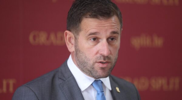 28.08.2025., Split - Gradonacelnik Splita Tomislav Suta, zamjenik gradonacelnika Ivo Bilic i procelnik Upravnog odjela za drustvene djelatnosti Mate Omazic odrzali konferenciju za medije s temom rezultati upisa u djecje vrtice uoci pocetka nove pedagoske godine koja započinje 1. rujna 2025. Photo: Ivo Cagalj/PIXSELL