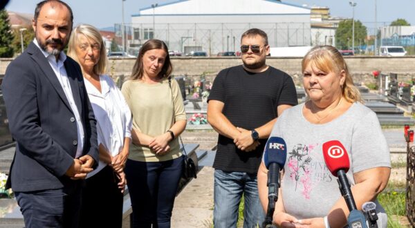 28.08.2025., Gospic - Komemoracija za Milana Levara u organizaciji Documente - Centra za suocavanje s prosloscu. Danas se navrsava 25 godina od njegova ubojstva (28.8.2000.). Polaganje cvijeca organizirano je u dogovoru s Vesnom Levar. Okupljenima na komemoraciji kratko su se  obratili Vesna Levar, Vesna Terselic, voditeljica Documente i Boris Milosevic, predsjednik Srpskog narodnog vijeca. Photo: Nikola Mraovic/PIXSELL