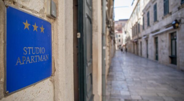 29.01.2024., Stra gradska jezgra, Dubrovnik - Grad Dubrovnik planira prestati izdavati nove dozvole za apartmane unutar gradskih zidina.  Photo: Grgo Jelavic/PIXSELL