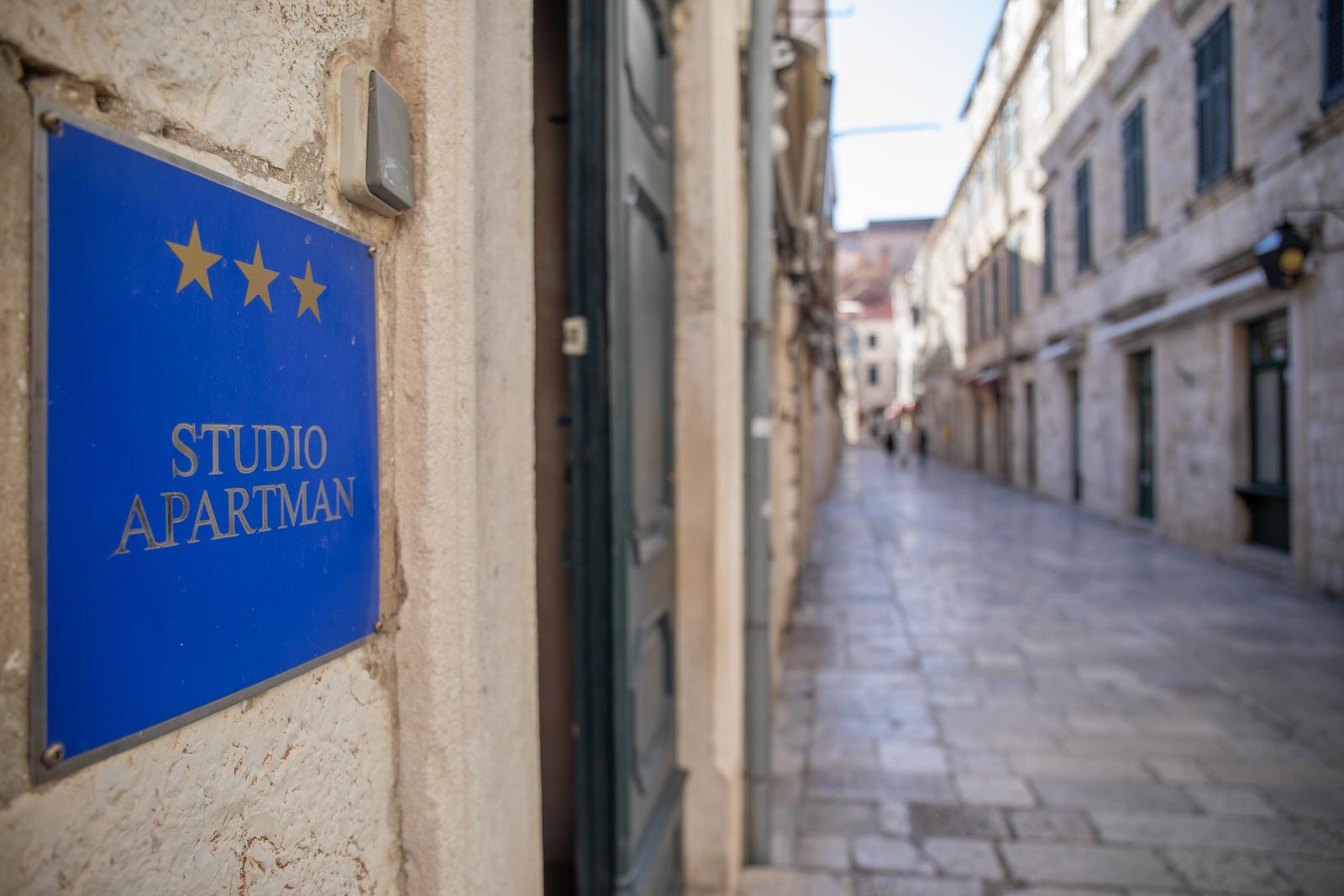 29.01.2024., Stra gradska jezgra, Dubrovnik - Grad Dubrovnik planira prestati izdavati nove dozvole za apartmane unutar gradskih zidina.  Photo: Grgo Jelavic/PIXSELL