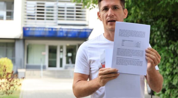 29.08.2025., zgrada HEP, Zagreb - Zvonimir Troskot podize kaznenu prijavu protiv HEP-a zbog stetnog poslovanja i kupovine elektricne energije s visemilijunskim gubicima. Photo: Marko Prpic/PIXSELL