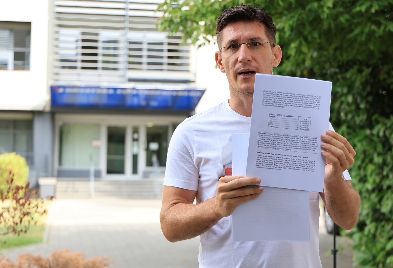29.08.2025., zgrada HEP, Zagreb - Zvonimir Troskot podize kaznenu prijavu protiv HEP-a zbog stetnog poslovanja i kupovine elektricne energije s visemilijunskim gubicima. Photo: Marko Prpic/PIXSELL