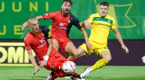 29.08.2025., stadion Aldo Drosina, Pula - SuperSport HNL, 05. kolo, NK Istra 1961 - HNK Gorica. Jakov Filipovic, Marijan Cabraja i Vinko Rozic Photo: Srecko Niketic/PIXSELL