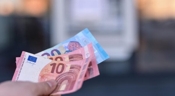 29.12.2022., Zagreb - Podizanje Eura na bankomatima u apoenima od 10 i 20. Photo: Igor Soban/PIXSELL