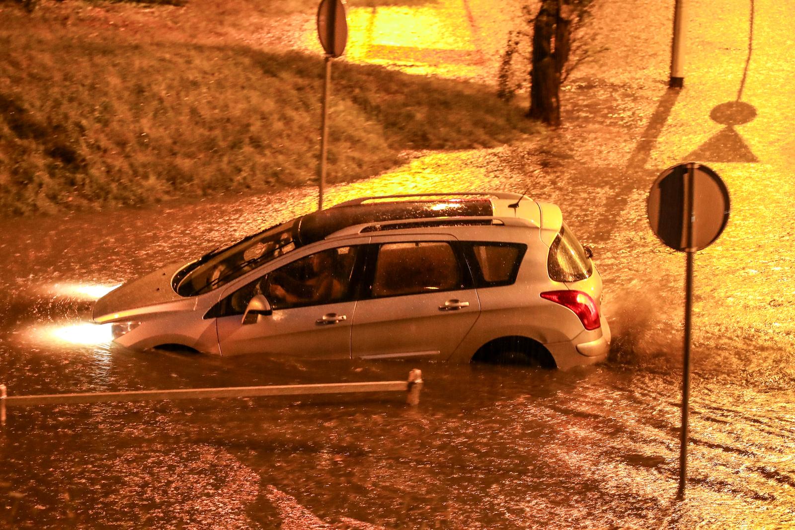 30.08.2025., Zagreb -Poplavljen je podvoznjak izmedju Gajnica i Podsuseda zbog pljuska.  Photo: Emica Elvedji/PIXSELL