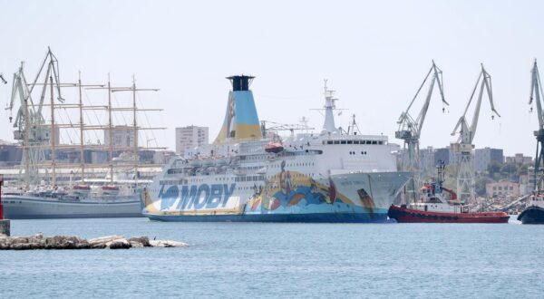 31.07.2025., Split - Uplovljavanje broda s azbestom Moby Drea u splitski skver.  Photo: Ivo Cagalj/PIXSELL