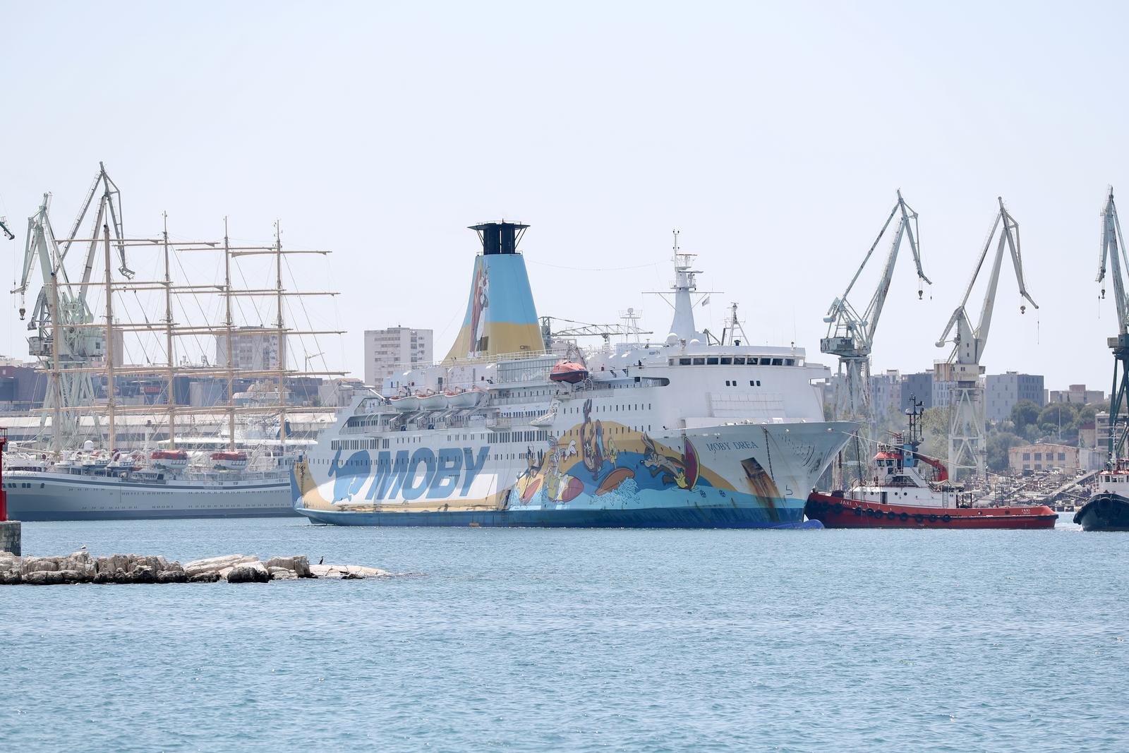 31.07.2025., Split - Uplovljavanje broda s azbestom Moby Drea u splitski skver.  Photo: Ivo Cagalj/PIXSELL