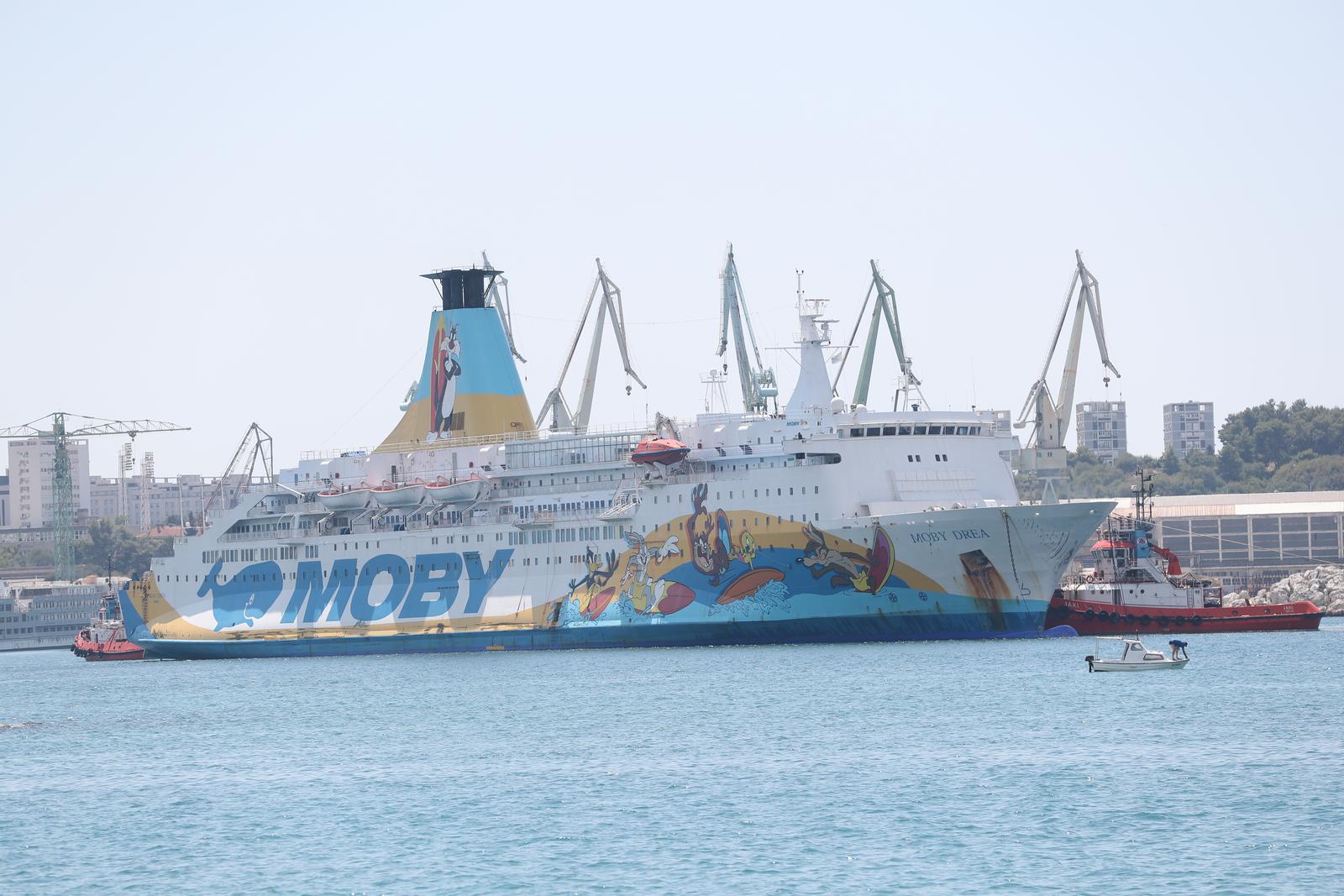 31.07.2025., Split - Uplovljavanje broda s azbestom Moby Drea u splitski skver.  Photo: Ivo Cagalj/PIXSELL