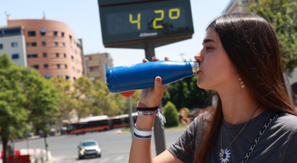 A young woman drinks water to withstand the high temperatures. On August 10, 2024, in Seville (Andalusia, Spain). A fourth heat wave is affecting the whole country from Friday until Sunday, with temperatures above 40ºC. Photo by Rocío Ruz / Europa Press/ABACAPRESS.COM Photo: Europa Press/ABACA/ABACA