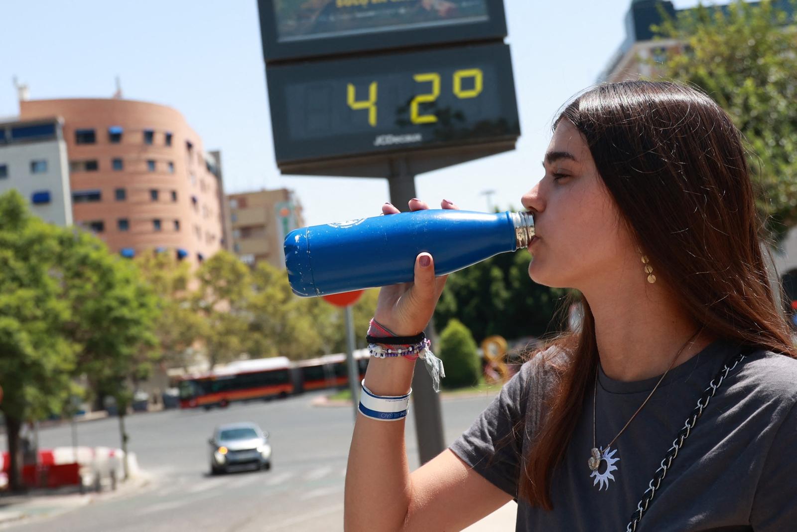A young woman drinks water to withstand the high temperatures. On August 10, 2024, in Seville (Andalusia, Spain). A fourth heat wave is affecting the whole country from Friday until Sunday, with temperatures above 40ºC. Photo by Rocío Ruz / Europa Press/ABACAPRESS.COM Photo: Europa Press/ABACA/ABACA