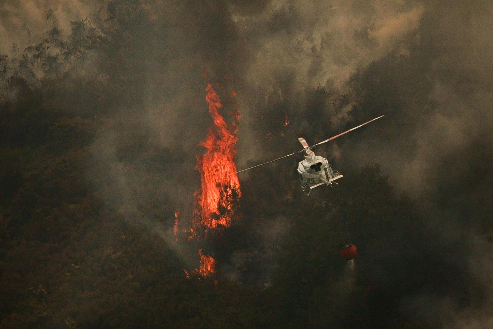 Aerial firefighters during the extinguishing of the Avión fire on August 25, 2025, in Avión, Ourense (Spain). The last of the forest fires registered in Galicia, started in Avión (Ourense) at 17.09 on Sunday, burns an estimated area of 70 hectares in the parish of Nieva. Currently, there are three active fires in Galicia, all of them in the province of Ourense, which has been at emergency level 2 for almost a fortnight. Photo by Adrián Irago/Europa Press/ABACAPRESS.COM Photo: Europa Press/ABACA/ABACA