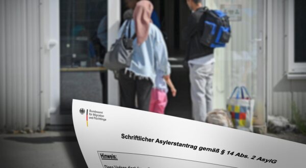 PHOTOMONTAGE, theme image; Refugees in Germany. The number of asylum applications apparently almost halved! Family, refugees with luggage and strollers. Migrants, immigrants. Photo: Frank Hoermann/SVEN SIMON/DPA