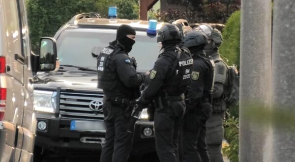 07 August 2025, Saxony, Annaberg-Buchholz: Special forces search a detached house in the early morning. The search is possibly in connection with operations in Bavaria, Saxony and Thuringia against a suspected "Reichsbürger" group around Heinrich XIII Prince Reuß. Photo: André März/NEWS5/dpa Photo: André März/DPA