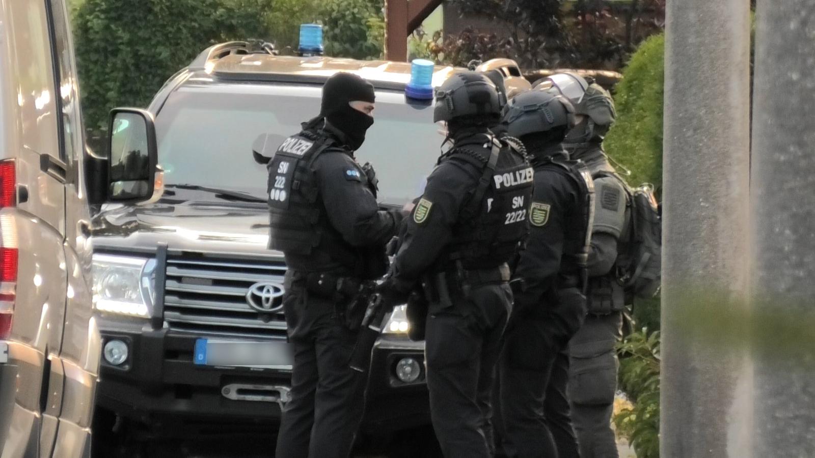 07 August 2025, Saxony, Annaberg-Buchholz: Special forces search a detached house in the early morning. The search is possibly in connection with operations in Bavaria, Saxony and Thuringia against a suspected "Reichsbürger" group around Heinrich XIII Prince Reuß. Photo: André März/NEWS5/dpa Photo: André März/DPA